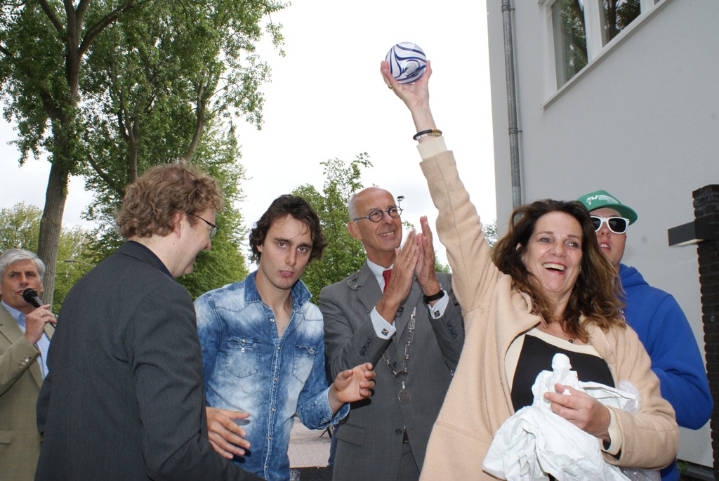 Pauline Hillen met man en zoon. Ze kreeg vandaag De Parel van Voorschoten. Foto | Marjolein Altena