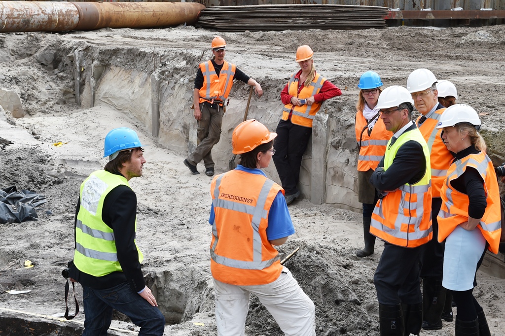 Wethouders Beimers en Nieuwenhuizen komen kijken bij de opgravingen van het Deltaplein. Foto | René Zoetemelk