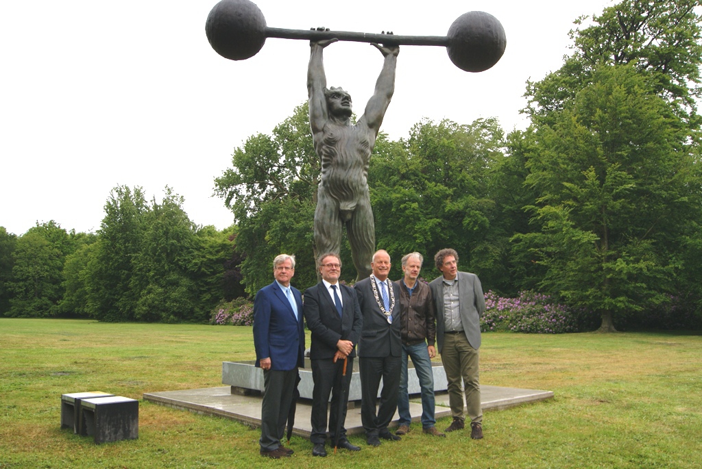 Axel Buyse algemeen afgevaardigde van de Vlaamse Regering, burgemeester Jan Hoekema, Luk van Soom Vlaams beeldend kunstenaar en Jan Teeuwisse algemeen directeur van Museum Beelden aan Zee bij het beeld. 