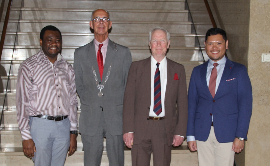 Van links naar rechts: de heer Gerald Sallah -  Kameroen, Burgemeester Jeroen Staatsen, de heer Bruce Barnett – Groot Brittanië, de heer Christian Okamoto – Filipijnen
