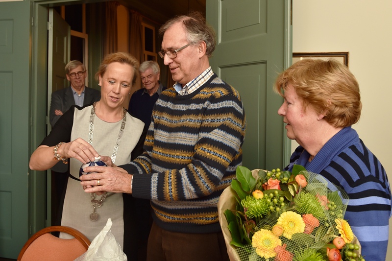 Piet Jonkheer kreeg vanavond de Parel van Voorschoten uit handen van wethouder Nieuwenhuizen. Foto | René Zoetemelk