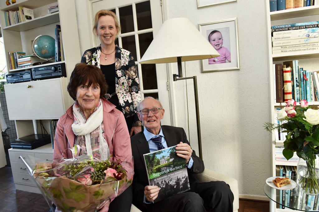 Loco-burgemeester Inge Nieuwenhuizen feliciteert het echtpaar Van Schaijik-Schoen. Foto | René Zoetemelk