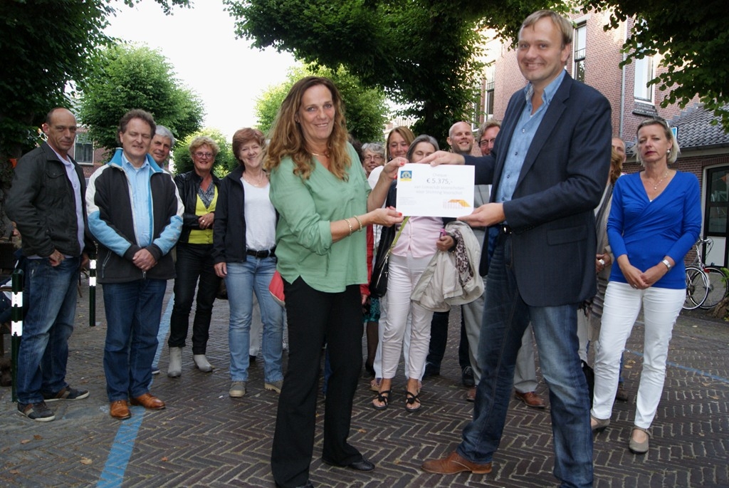 Pauline Hillen van Stichting Voorschoten krijgt de cheque van Erik Heidemann, voorzitter van de Lions Voorschoten