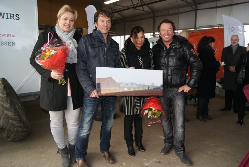 Voor Marcel, Peter en hun vrouwen bracht wethouder Bremer een foto mee van het bedrijf zoals het er vroeger uitzag. 