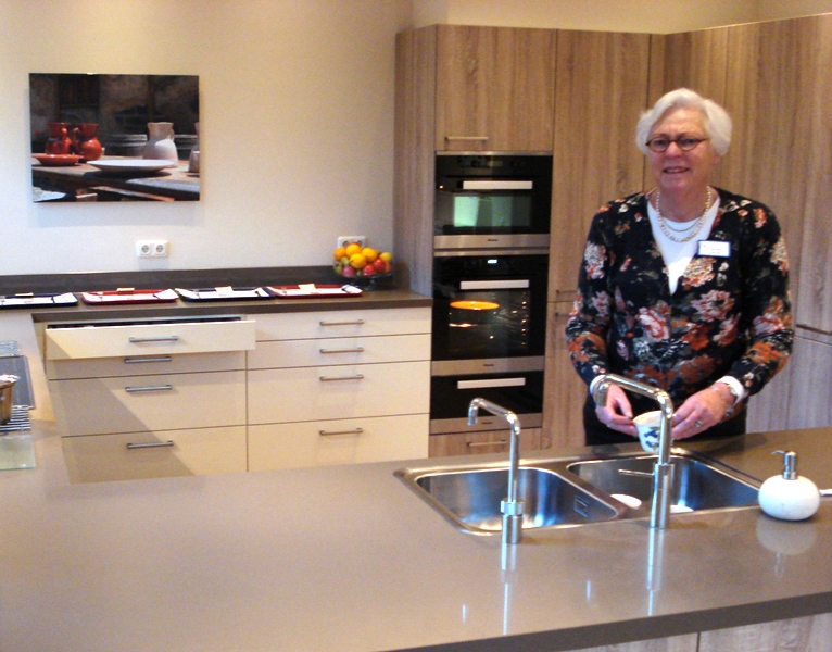 Adelheid Borghuis aan het werk in de prachtige door Keukenstudio Voorschoten ontworpen keuken. Foto | Hospice Wassenaar
