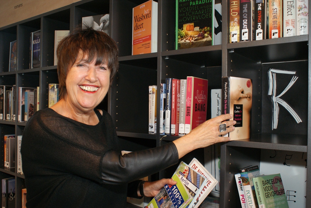 Gerda van Nes gaat na 40 jaar bibliotheek met pensioen. Met pijn in het hart want Gerda leeft voor boeken. 31 oktober is haar laatste dag. Foto | Marjolein Altena