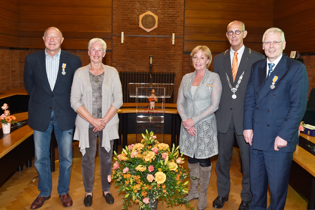 vlnr Echtpaar Poorta, mevrouw Ellen, burgemeester Staatsen en de heer Berbee. Foto's | René Zoetemelk