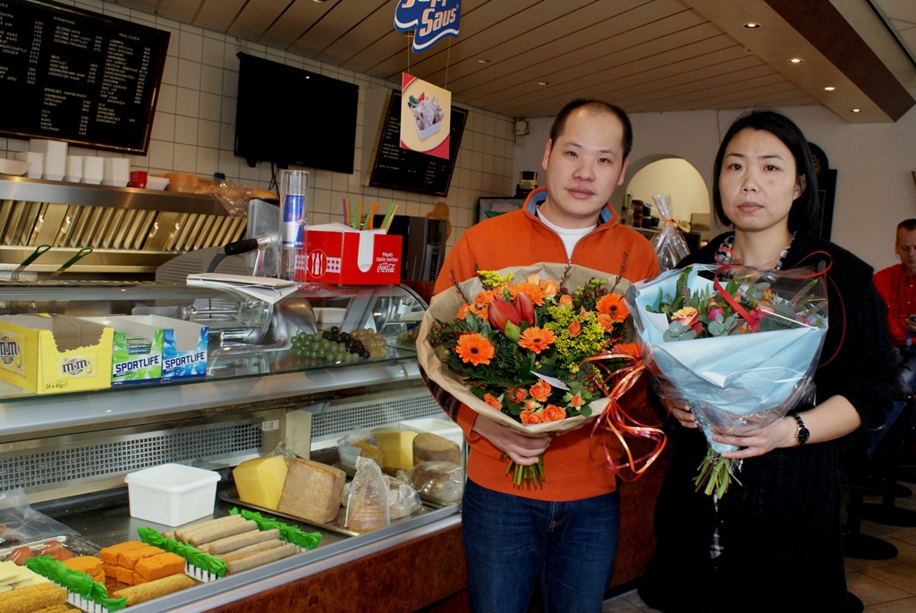 Xiang Xin en Weiji Lin worden overladen met bloemen. Al die steunbetuigingen na de overval doet het echtpaar goed. Tekst en foto | Marjolein Altena