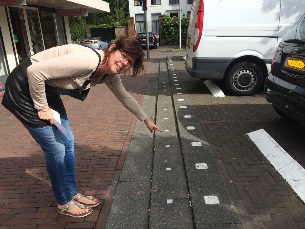 Vera Eradus wijst op de richeltjes op het parkeerterrein van het Treubplein. Ze zijn de oorzaak van heel wat gebroken ledematen en wonden. Foto | Marjolein Altena