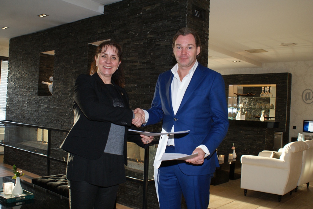 Wethouder Bianca Bremer en Marcus van der Valk tekenden de bruikleenovereenkomst voor de TOP. Foto | Marjolein Altena