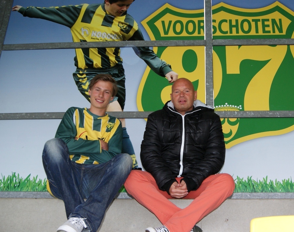 Yannick Lampoo en zijn trainer Theo Ducaneaux. Yannick blijft nog lekker een jaartje bij Voorschoten'97