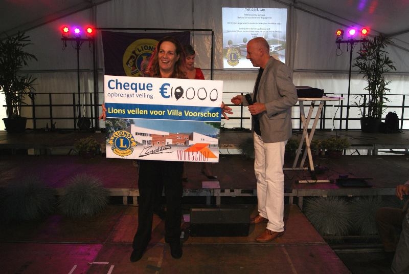 Pauline Hillen van Stichting Voorschoten met de cheque
