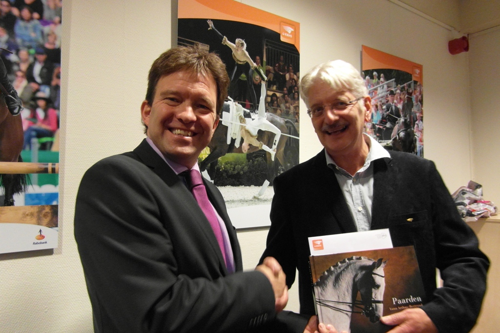   Max Bentum (links) feliciteert Jan Vermaat (rechts) met zijn gouden KNHS speld. (foto:pr)