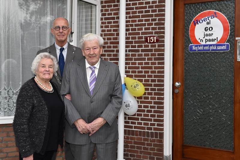 Burgemeester Staatsen kwam het echtpaar Kuiper-Van den Berg feliciteren. Foto | René Zoetemelk