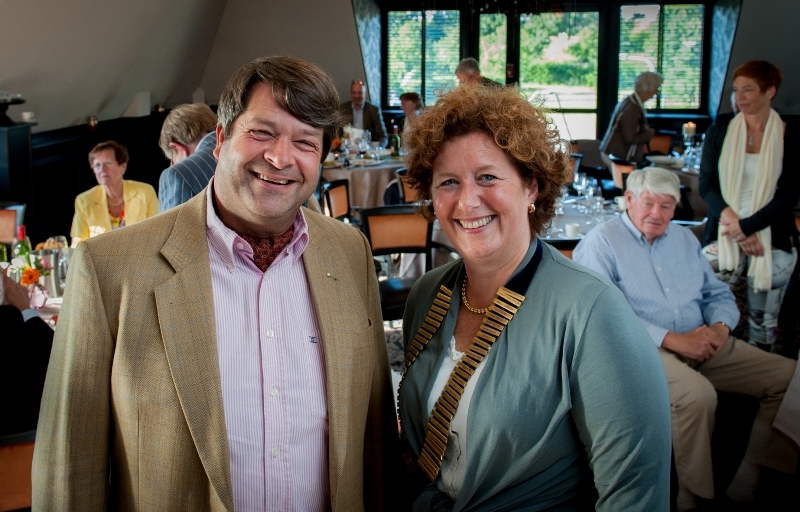 Ruud Smitshuysen heeft de voorzittershamer overgedragen aan Monique Vreeburg. Foto | Rotary
