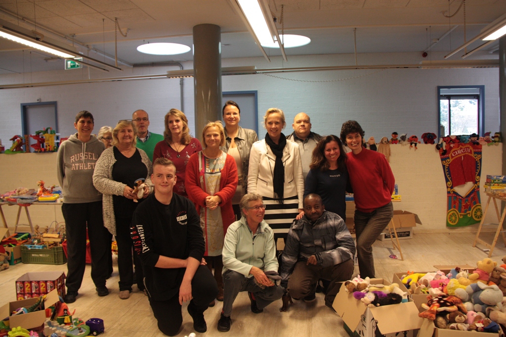 Wethouders Inge Nieuwenhuizen, Nadine Stemerdink en Inge Zweerts de Jong bezochten vandaag de vrijwilligers van de actie 'Ieder kind verdient een Sint'. Foto | pr