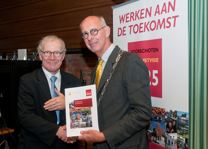 Burgemeester Staatsen en Karel de Beer hebben de Toekomstvisie overhandigd aan de gemeenteraad. Foto | gemeente Voorschoten