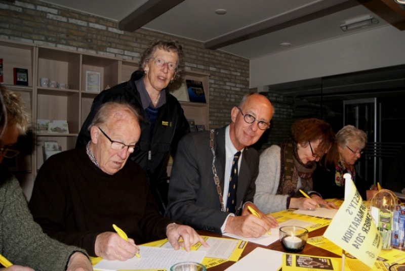 Ook burgemeester Staatsen klom vorig jaar in de pen voor Amnesty. Foto : pr
