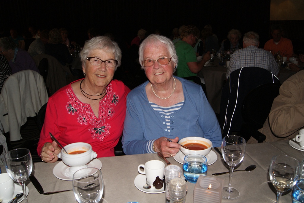 Zussen Gerry en Lien (r), genieten van het diner. De boottocht is voor hen een speciale zussendag geweest. 