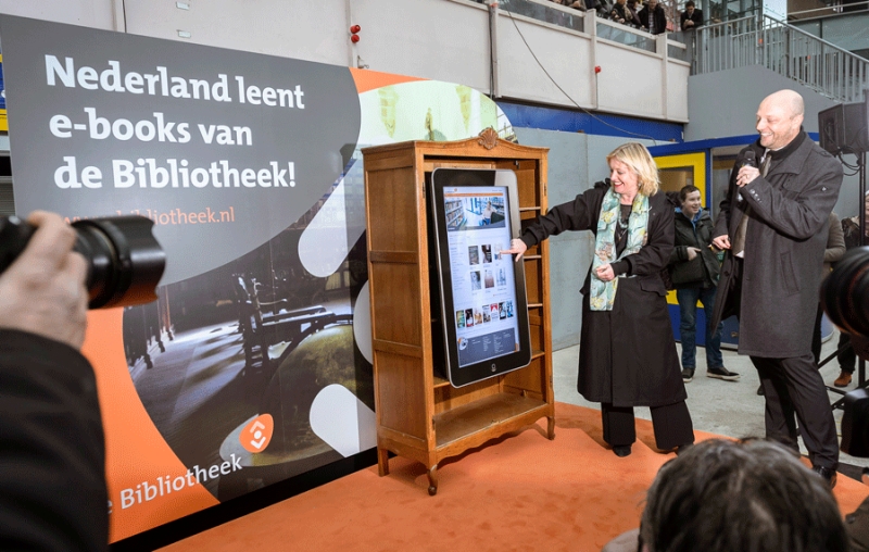 Minister Jet Bussemaker van OCW heeft het eerste e-book gedownload op het Centraal Station in Den Haag