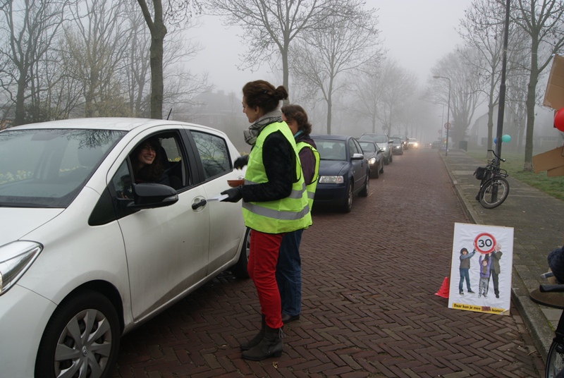 De Nassauwijk strijdt tegen sluipverkeer. Automobilisten werden op de 30 km zone gewezen. 