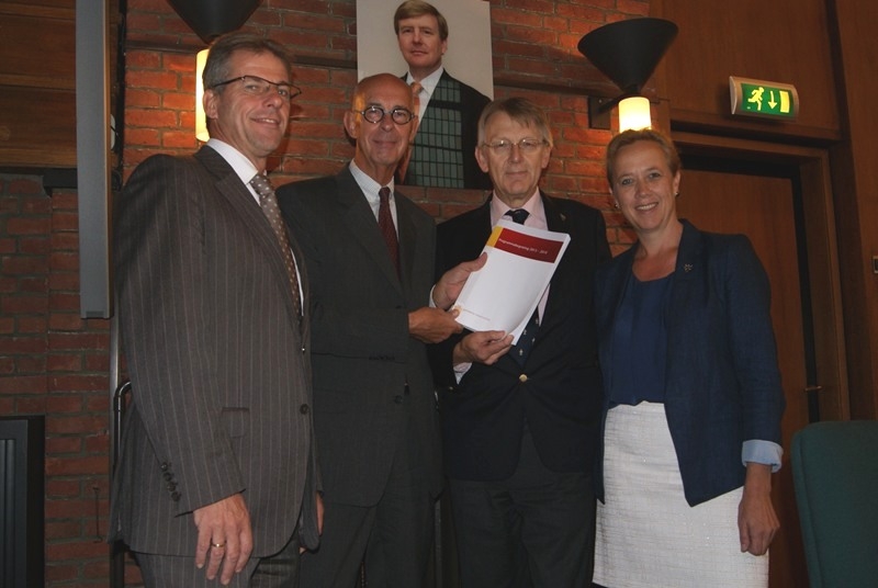 Vlnr gemeentesecretaris Marc van der Veer, burgemeester Staatsen, wethouders Beimer en Nieuwenhuizen. Wethouder Bremer was verhinderd. 